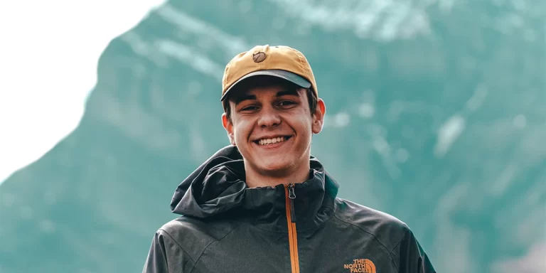 Men's Hiking Hat: A young hiker wearing a Fjällräven baseball cap