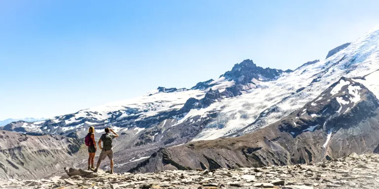 Backpacking in Washington: Two backpackers explore the sunny Mount Rainier in Washington, USA