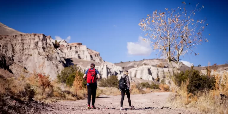 Backpacking in New Mexico: Two backpackers on a desert trail in New Mexico